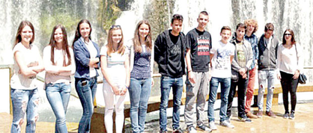 ПИСМО СРЕДЊОШКОЛКЕ ИЗ ЈАЈЦА ОДЈЕКНУЛО БАЛКАНОМ: Не делите нас по националности!